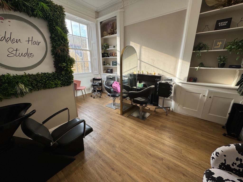 Lot: 70 - COMMERCIAL INVESTMENT AND VACANT UPPER FLOORS WITH POTENTIAL - Hairdressers - internal